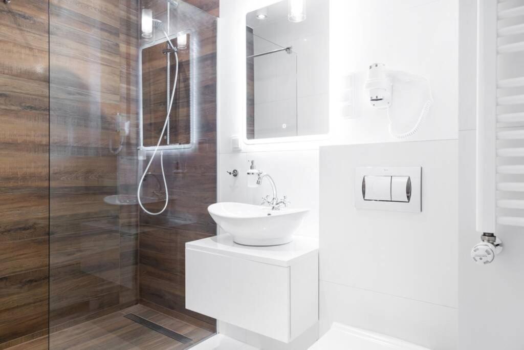 Househost Apartment: Miodowa 42/8A Street คราคูฟ ภายนอก รูปภาพ
